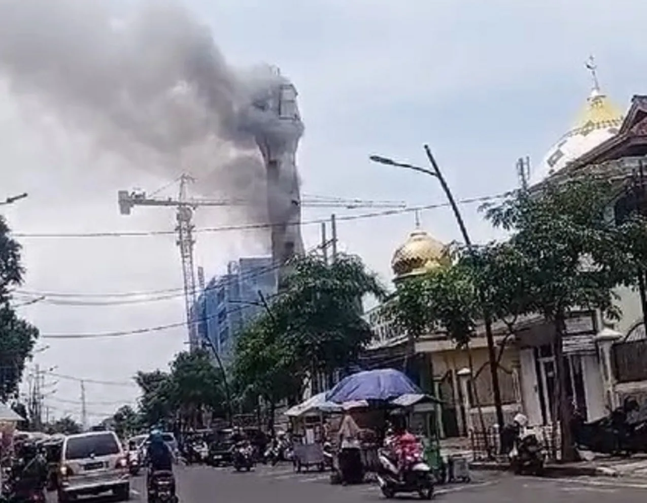 Kebakaran Menara Masjid Agung Darussalam Bojonegoro