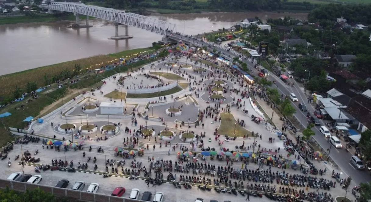 Menikmati Keindahan Taman Jembatan Kare di Bojonegoro